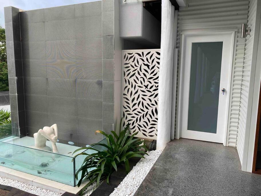 Apartment Sunbird Studio Apartment: Private Walking Distance From The Beach