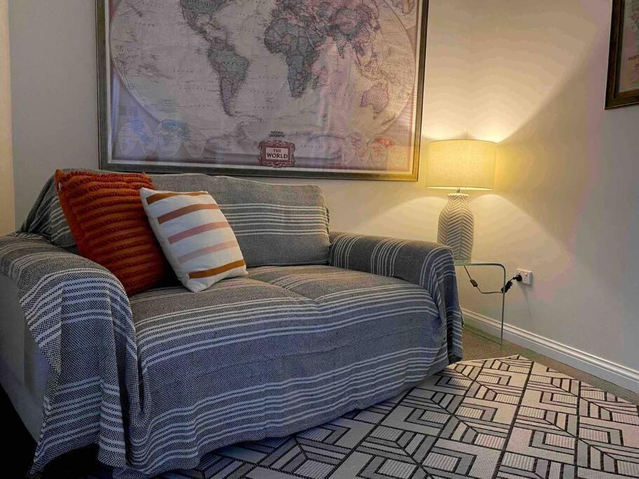 Sunbird Studio Apartment: Private Walking Distance From The Beach Apartment