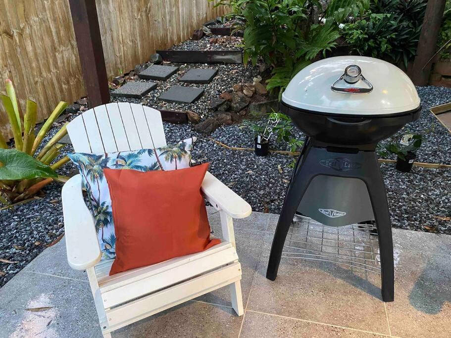 Sunbird Studio Apartment: Private Walking Distance From The Beach Trinity Beach