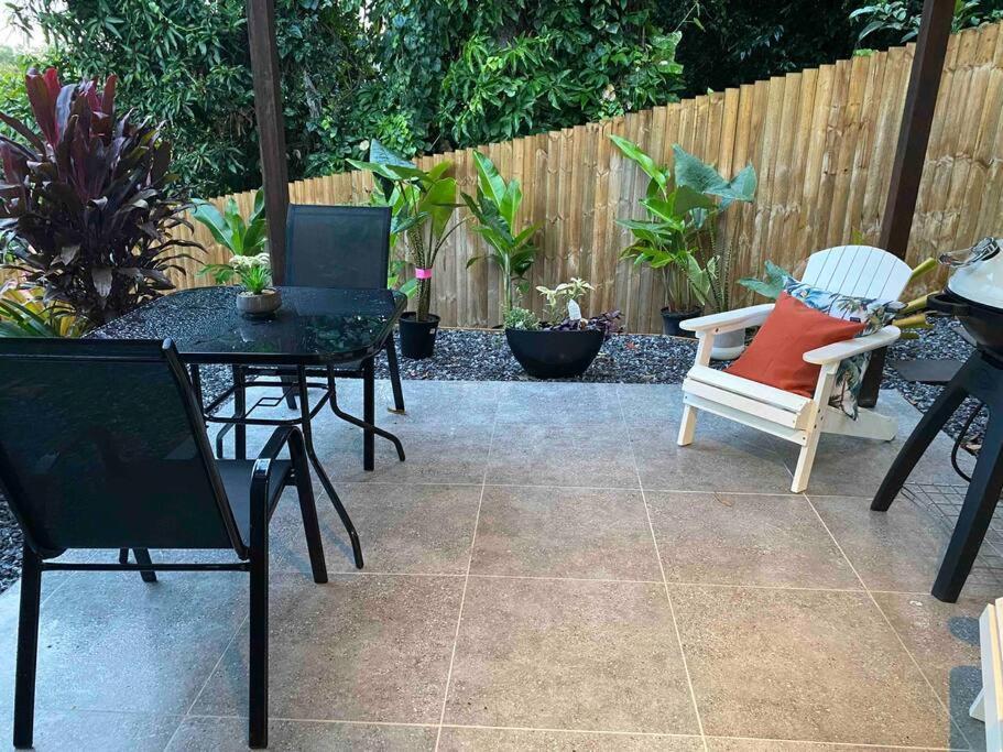 Sunbird Studio Apartment: Private Walking Distance From The Beach Trinity Beach