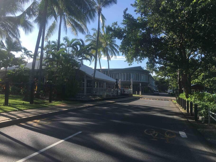 Sunbird Studio Apartment: Private Walking Distance From The Beach * Trinity Beach