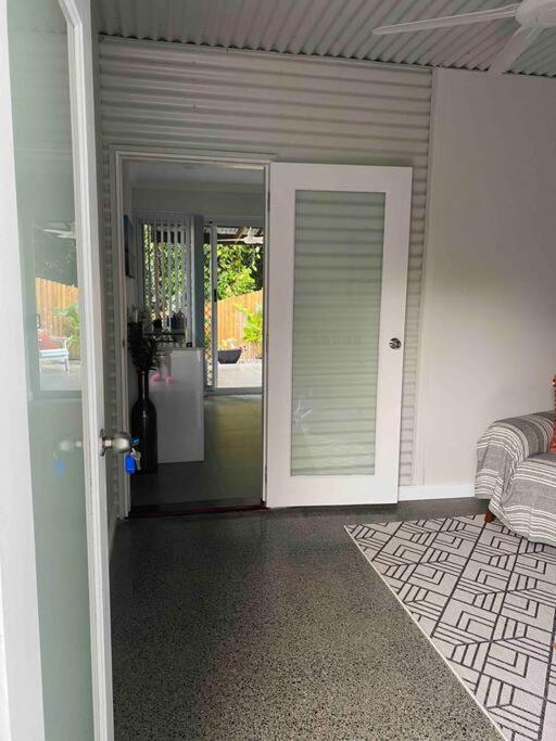Sunbird Studio Apartment: Private Walking Distance From The Beach