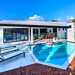 Luxury Sunny Oasis With Pool, Suv Hire, Near Marina