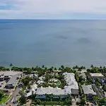\'Seashells\' A Tropical Beachfront Escape