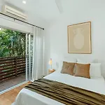 Reinwood Retreat - A Home Nestled In The Treetops Of A Rainforest
