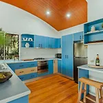 Reinwood Retreat - A Home Nestled In The Treetops Of A Rainforest