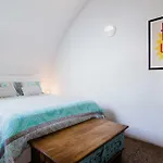 Iglu By The Sea 6 Beachfront Trinity Beach Sleep 6