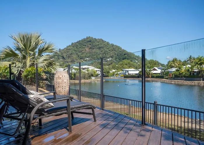 Lake House, Stroll To Beach & Cafes- Pets Welcome