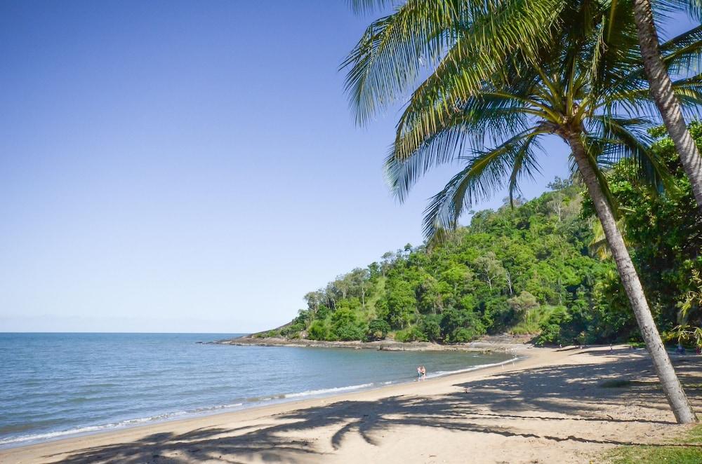 Beachfront On Trinity Aparthotel 4*