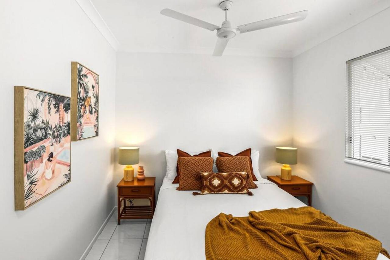 The Flirty Flamingo - Two Bedroom Seaside Holiday home Trinity Beach
