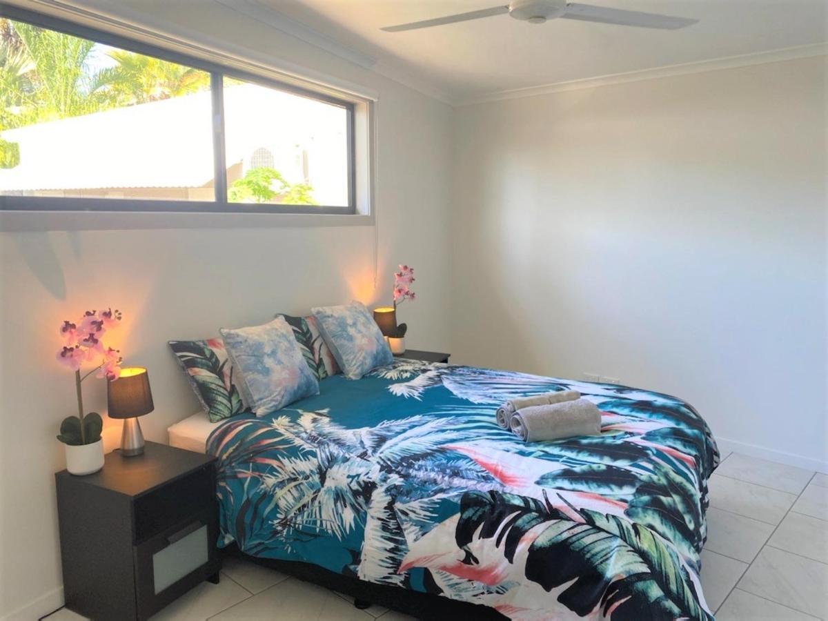 Heated Pool & Tropical Private Open Space Holiday home Trinity Beach