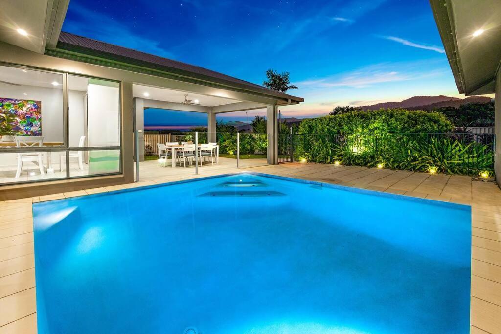 Holiday home Family Paradise Elegant 4br King Bed Heated Pool And Bbq Trinity Beach