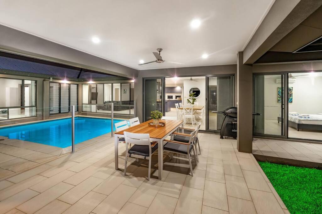 Holiday home Family Paradise Elegant 4br King Bed Heated Pool And Bbq Trinity Beach