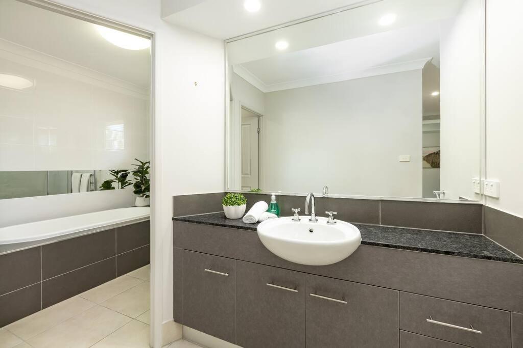 Family Paradise Elegant 4br King Bed Heated Pool And Bbq
