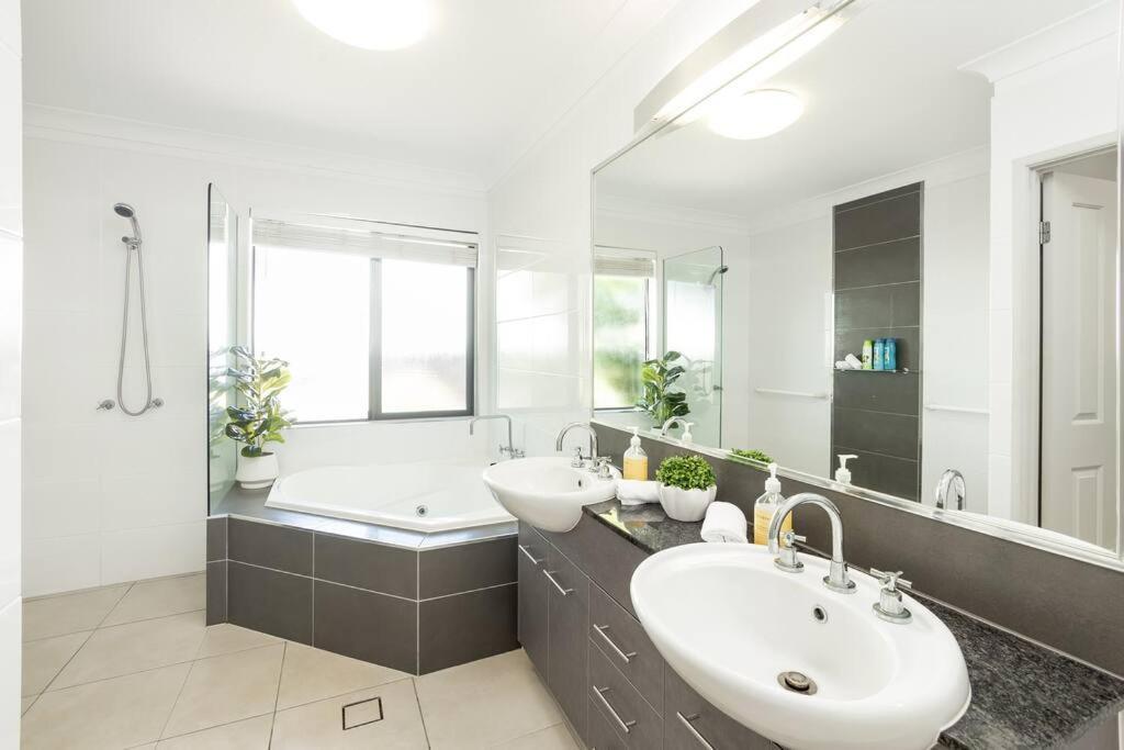 Family Paradise Elegant 4br King Bed Heated Pool And Bbq