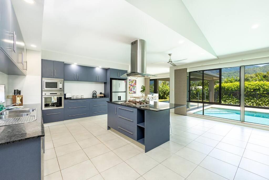Family Paradise Elegant 4br King Bed Heated Pool And Bbq Holiday home Trinity Beach