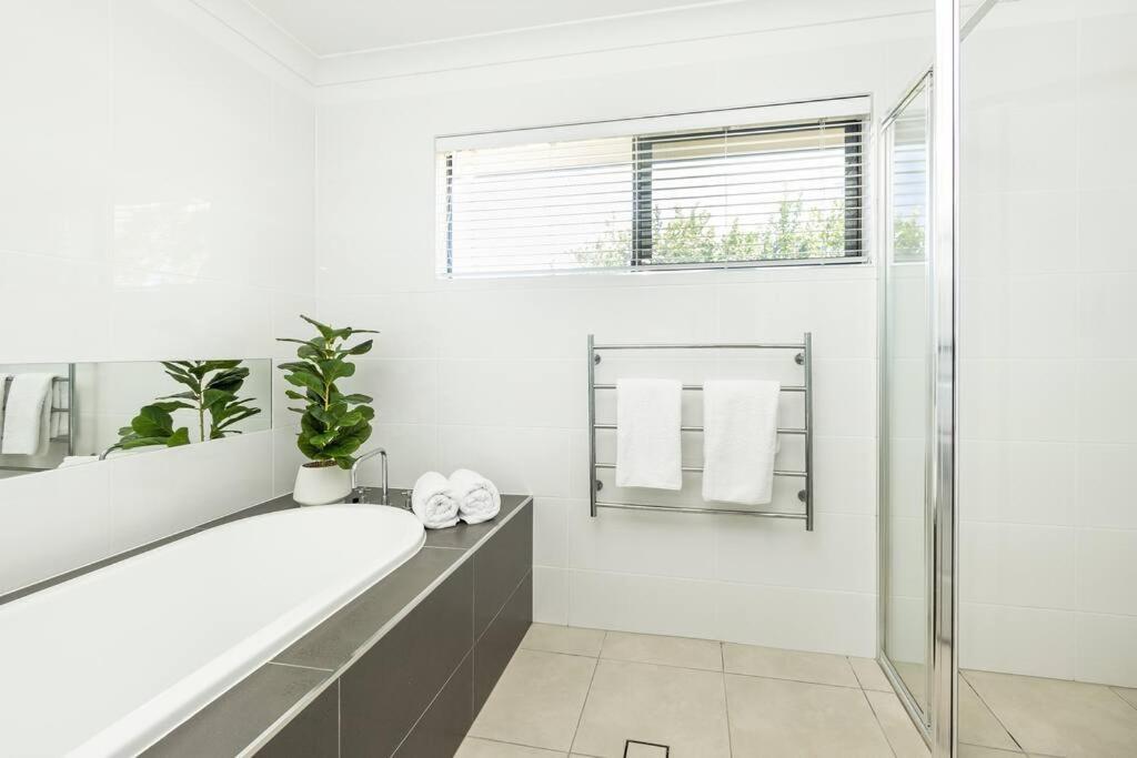 Family Paradise Elegant 4br King Bed Heated Pool And Bbq *