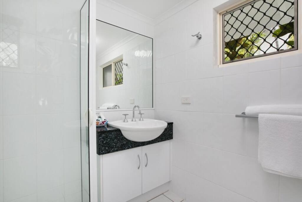 Absolute Beachfront Apartment Trinity Beach