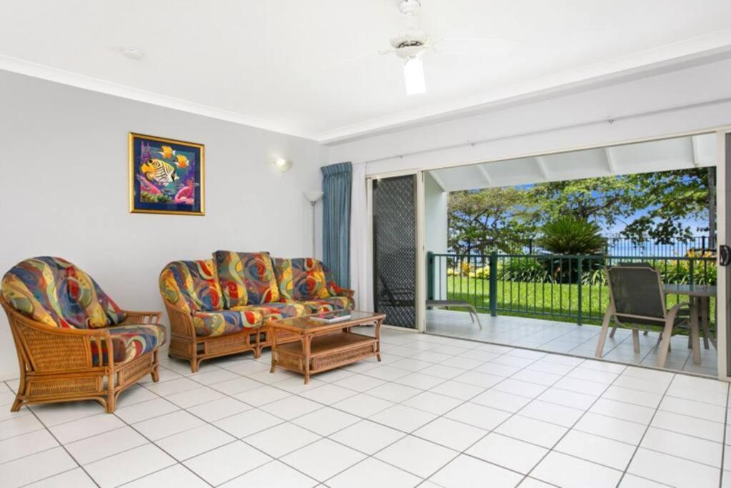Absolute Beachfront * Trinity Beach