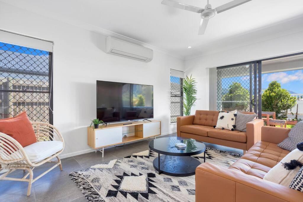 Trinity 4br Modern Getaway With Spa, Pet Friendly Holiday home