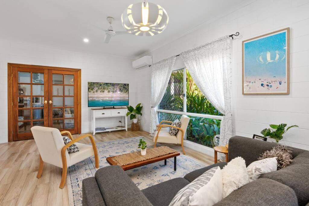 Trinity Family Getaway 4br, Sleeps 10 - Pool Trinity Beach