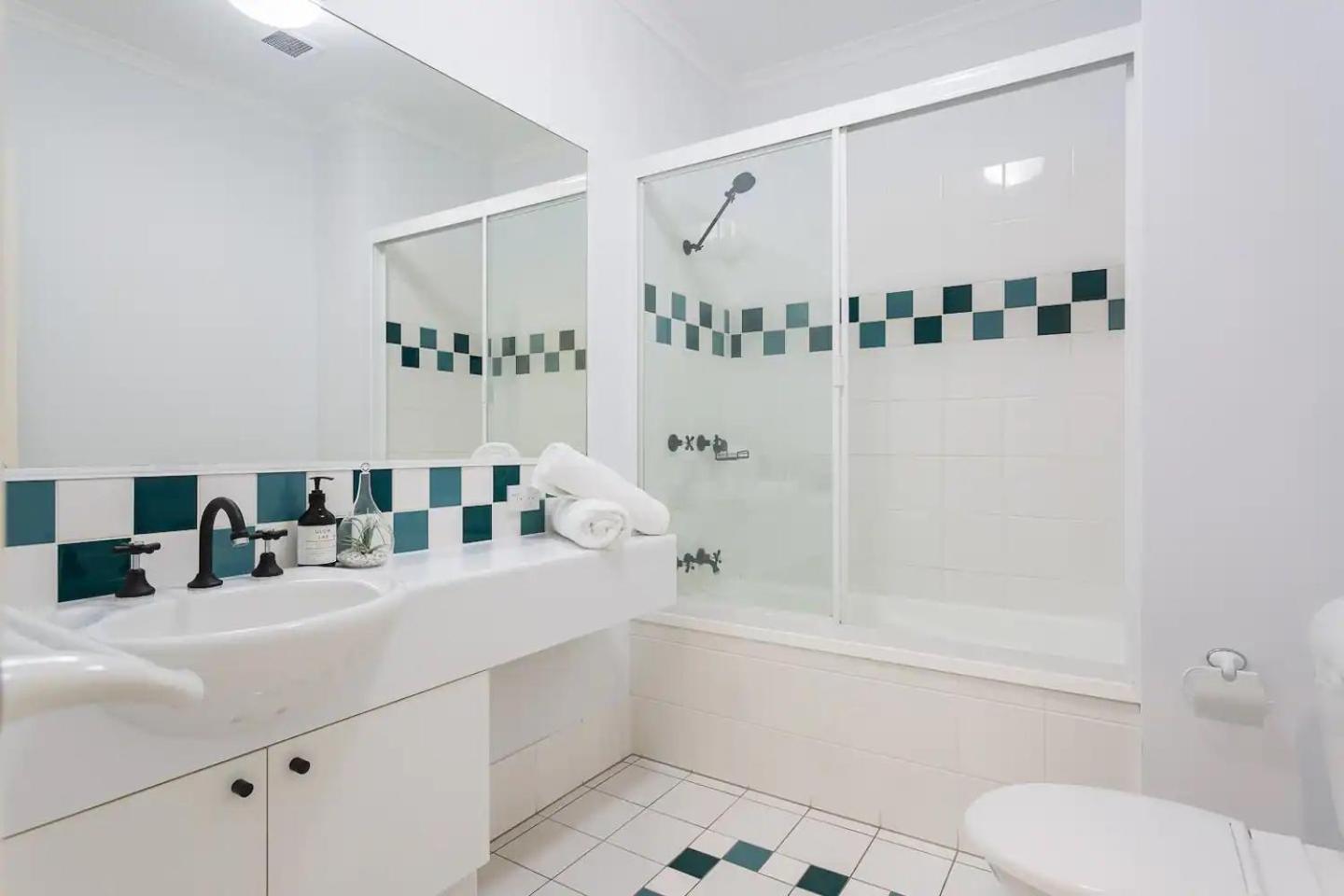 Trinity 2br Apt, Pools, 500m To Apartment Trinity Beach