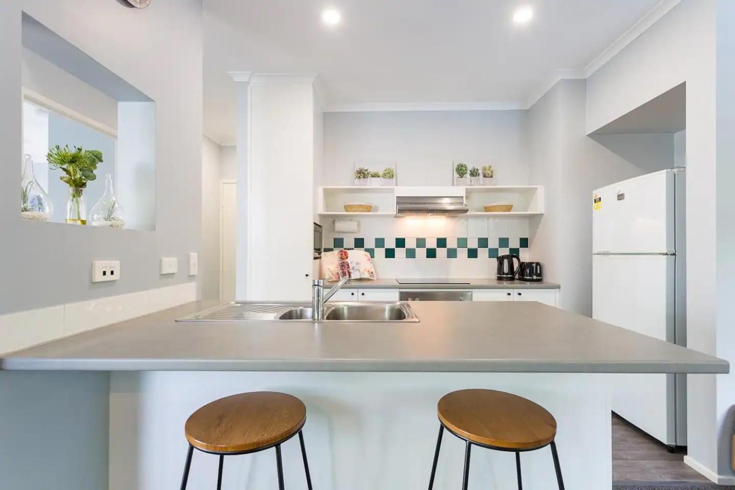 Trinity 2br Apt, Pools, 500m To Trinity Beach