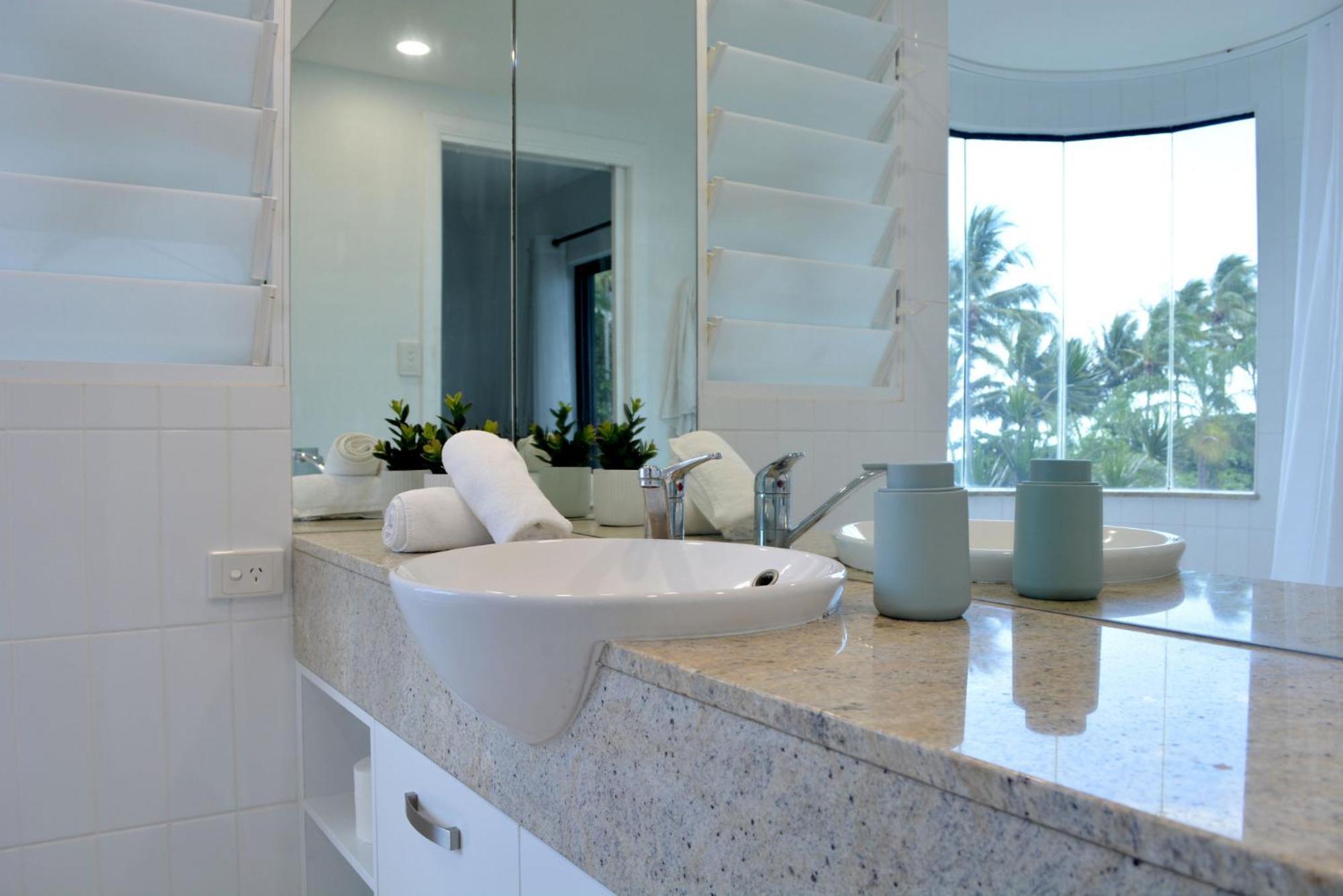 Beachfront 3-bed With Pool & Stunning Ocean Views Apartment