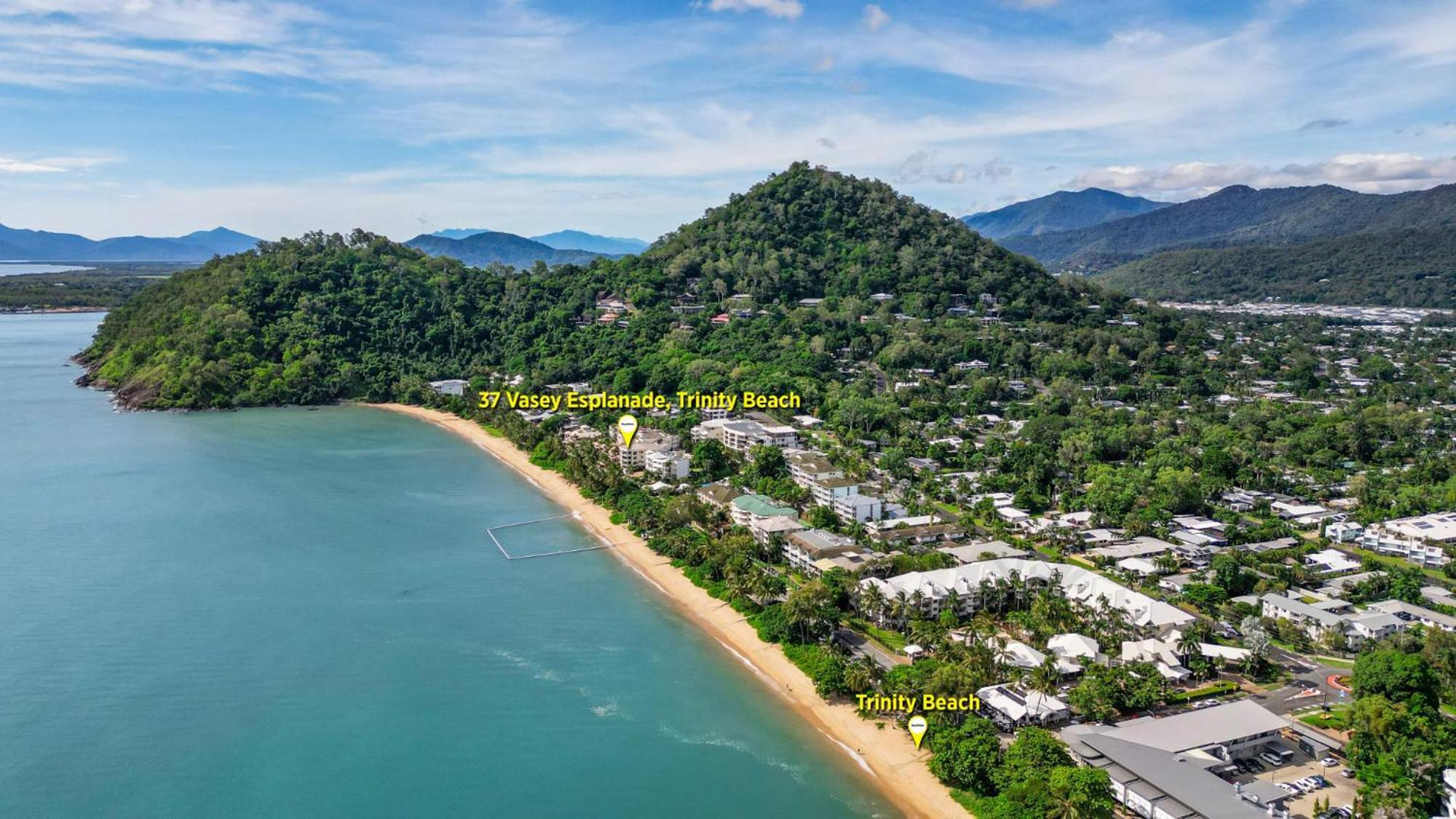 Beachfront 3-bed With Pool & Stunning Ocean Views * Trinity Beach