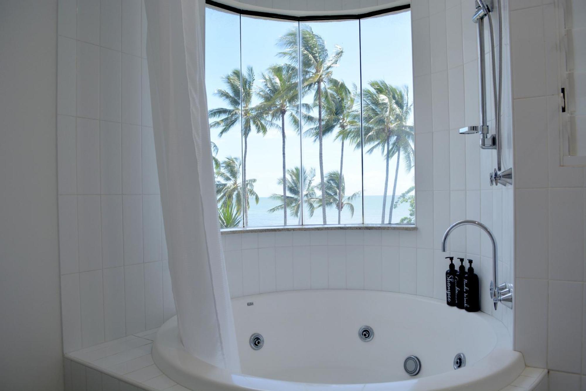 Beachfront 3-bed With Pool & Stunning Ocean Views Trinity Beach