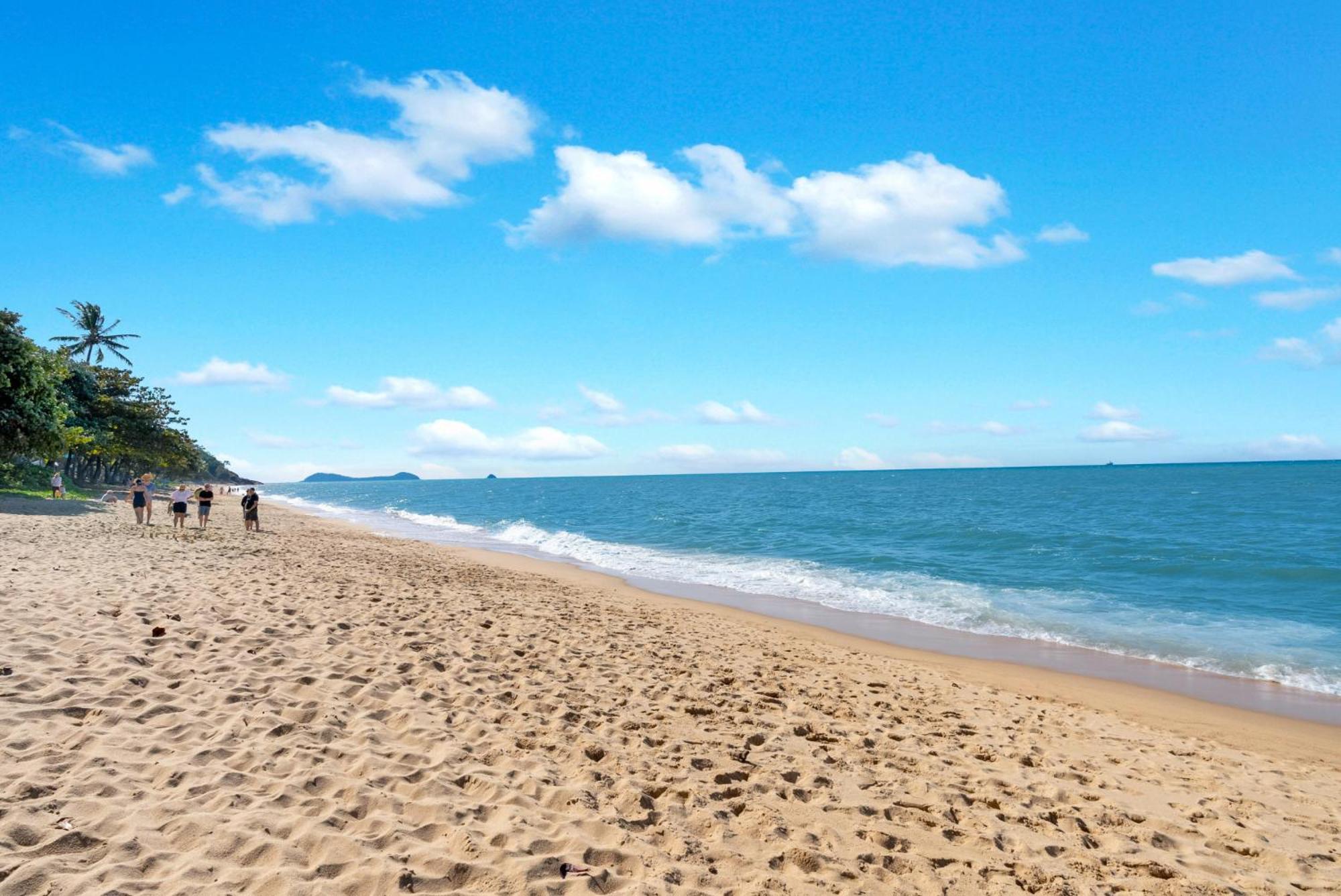 Beachfront 3-bed With Pool & Stunning Ocean Views * Trinity Beach