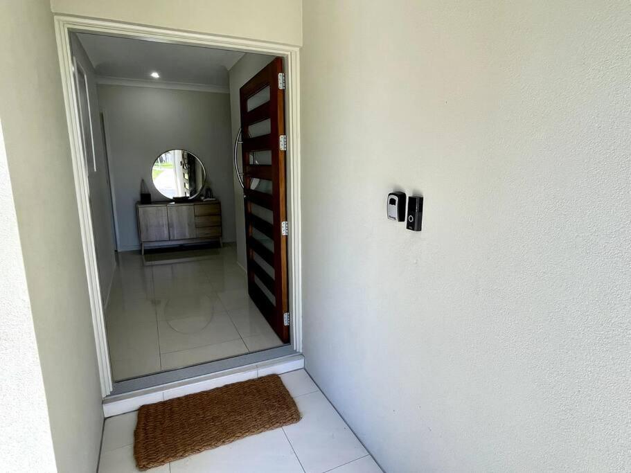 Trinity Haven - Luxury 4 Bedroom Home, Steps To The Beach, Surrounded By Mountains Holiday home *