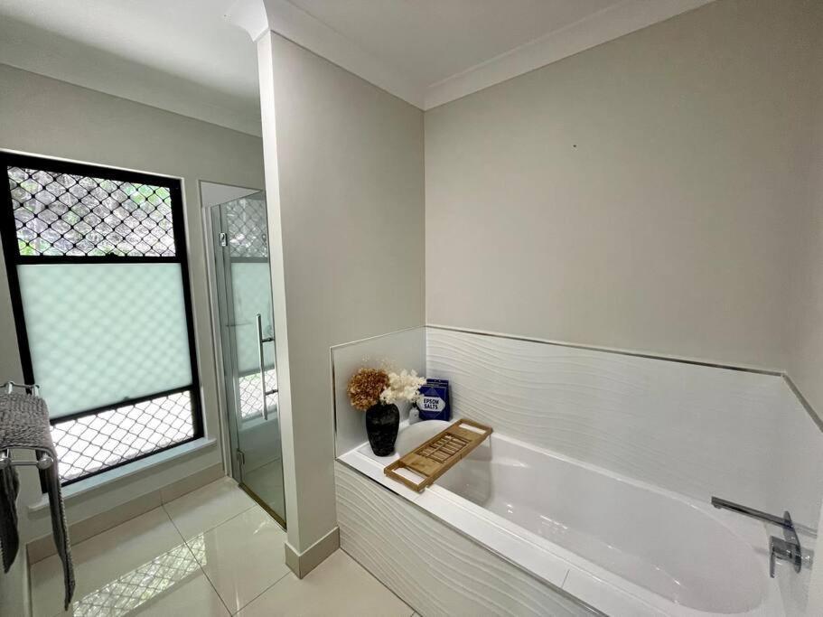 Holiday home Trinity Haven - Luxury 4 Bedroom Home, Steps To The Beach, Surrounded By Mountains *