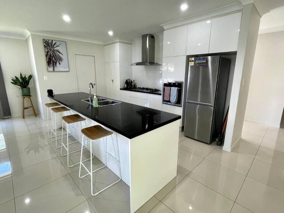Holiday home Trinity Haven - Luxury 4 Bedroom Home, Steps To The Beach, Surrounded By Mountains *