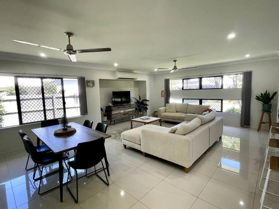 Trinity Haven - Luxury 4 Bedroom Home, Steps To The Beach, Surrounded By Mountains Holiday home *