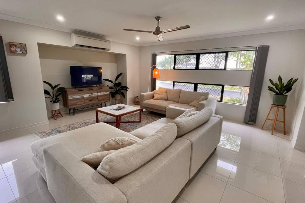 Trinity Haven - Luxury 4 Bedroom Home, Steps To The Beach, Surrounded By Mountains Holiday home
