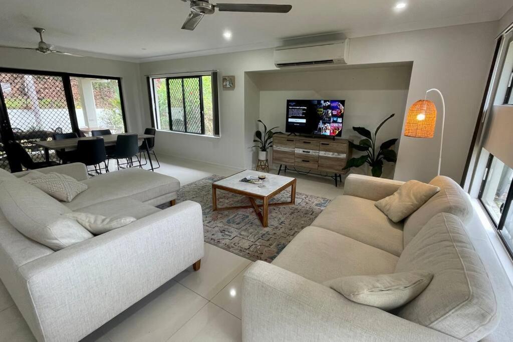 Trinity Haven - Luxury 4 Bedroom Home, Steps To The Beach, Surrounded By Mountains Holiday home *