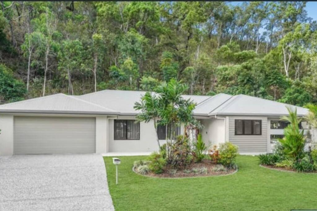 Holiday home Trinity Haven - Luxury 4 Bedroom Home, Steps To The Beach, Surrounded By Mountains *