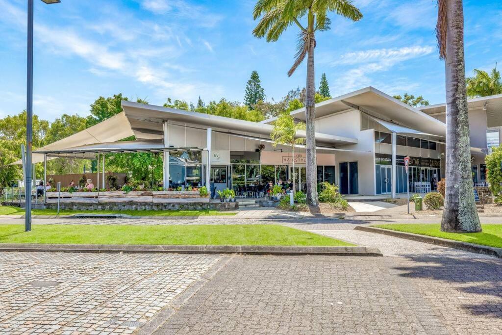 Lagoon Palms - By The Pool Luxury Apartment