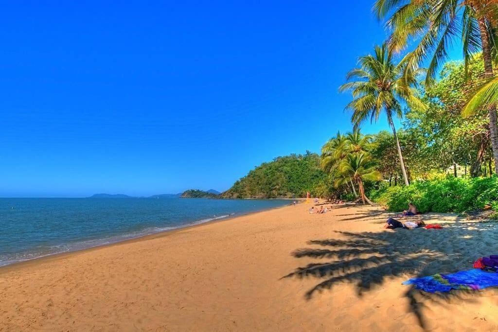 Trinity Stunner - Tropical Entertainer Holiday home Trinity Beach