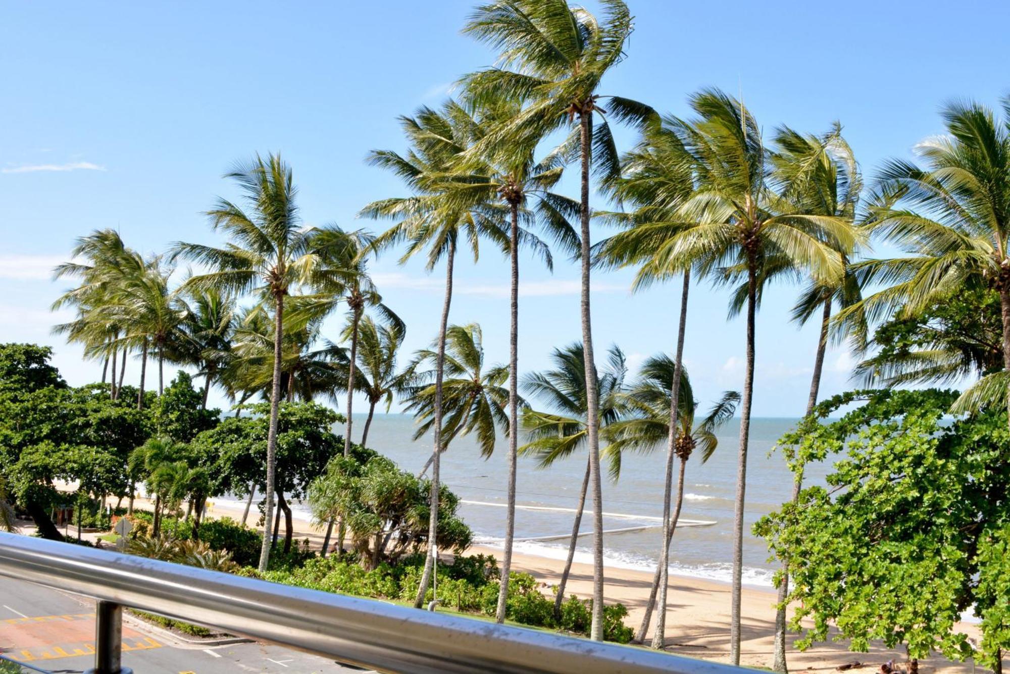 Beachfront 3-bed With Pool & Stunning Ocean Views Trinity Beach