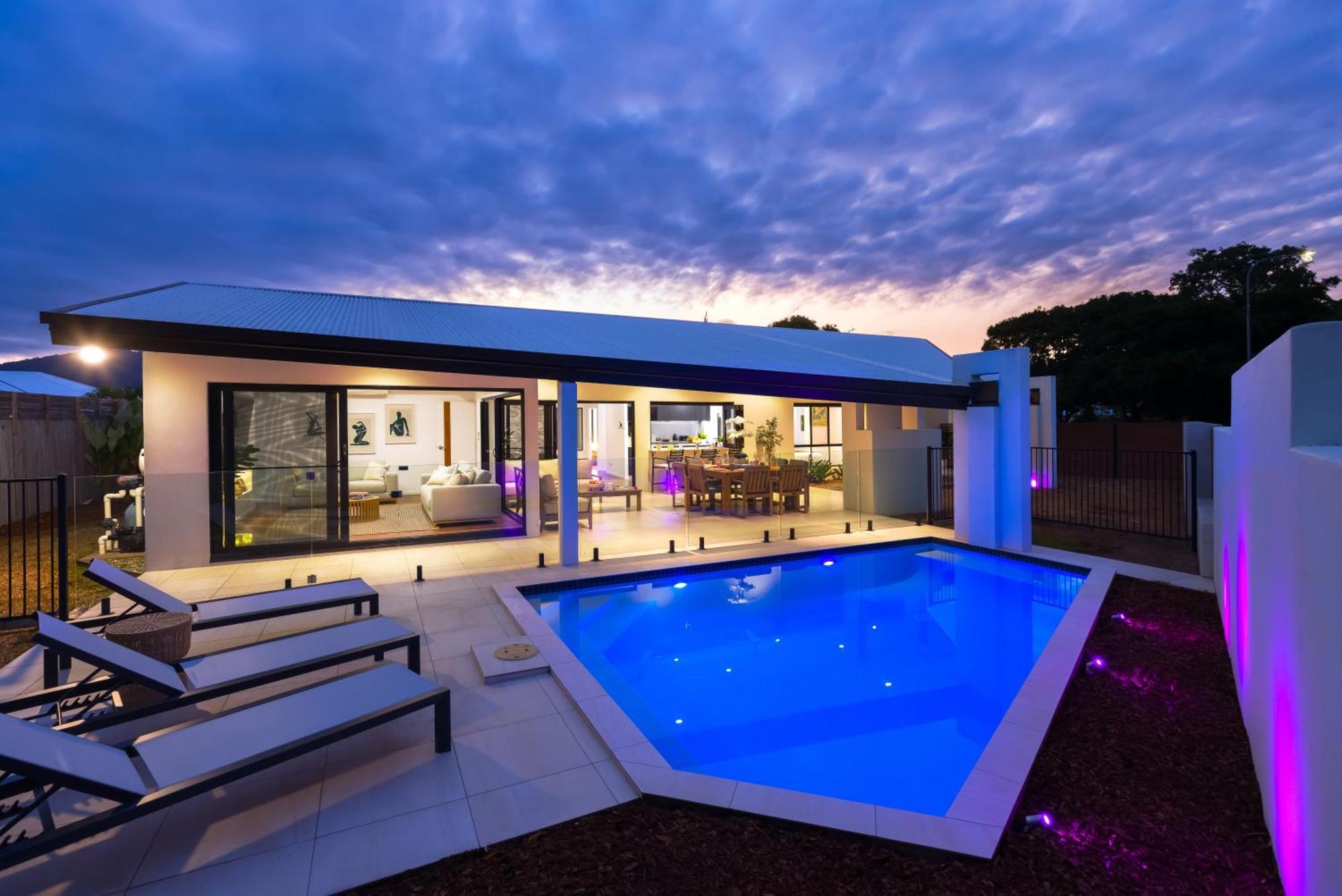 Holiday home Luxury Sunny Oasis With Pool, Suv Hire, Near Marina Trinity Beach