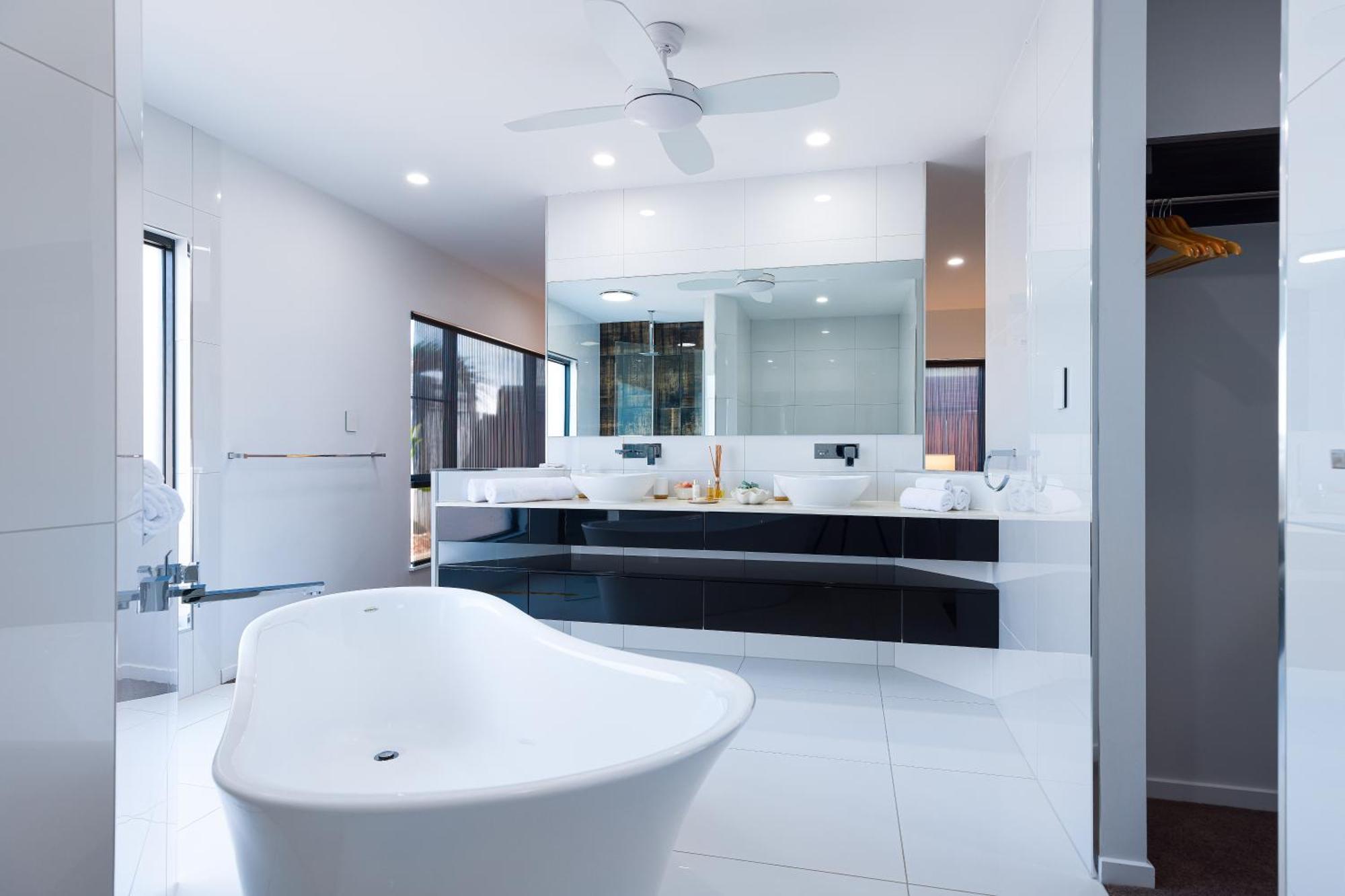 Luxury Sunny Oasis With Pool, Suv Hire, Near Marina *