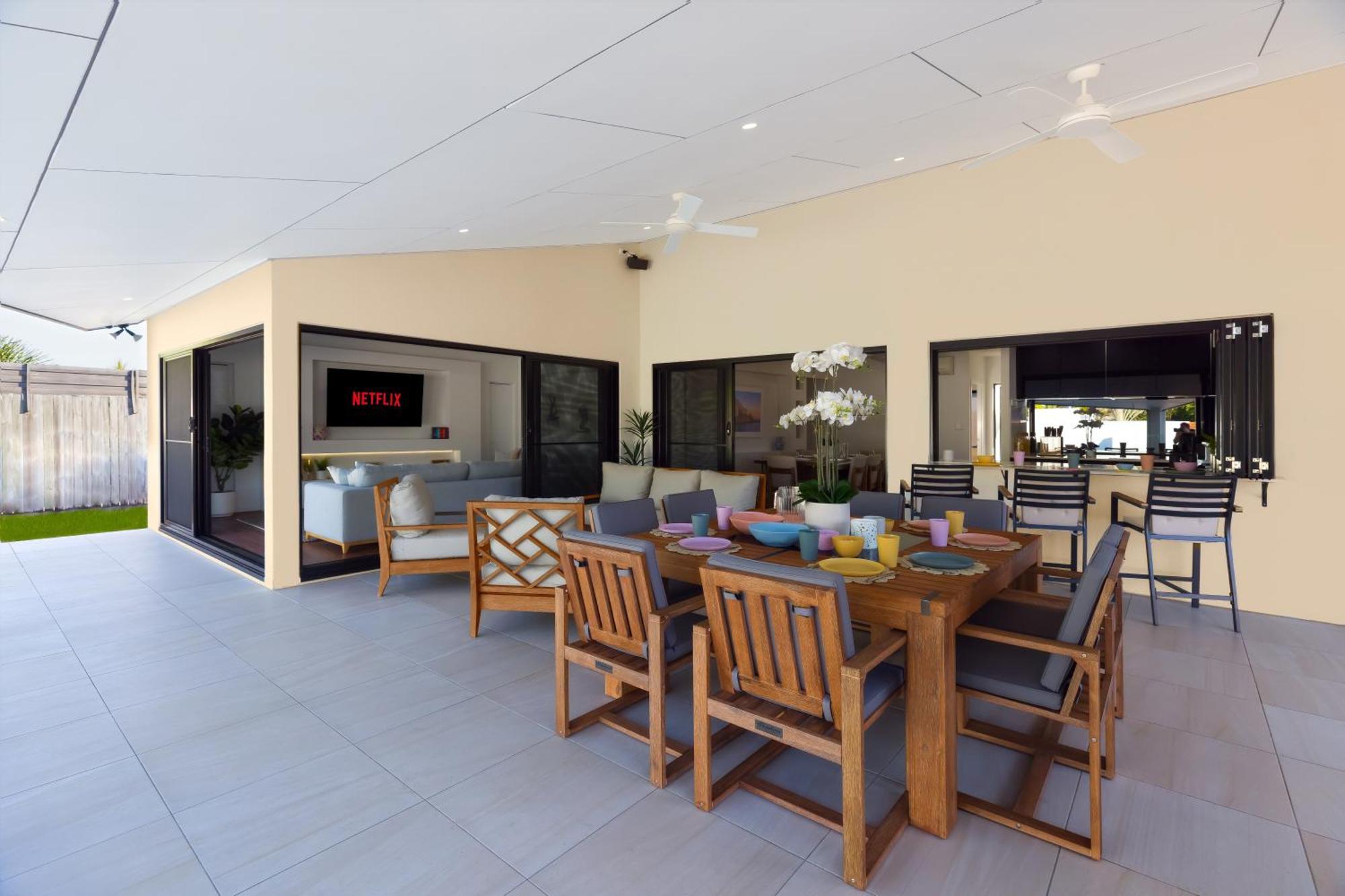 Luxury Sunny Oasis With Pool, Suv Hire, Near Marina Holiday home Trinity Beach