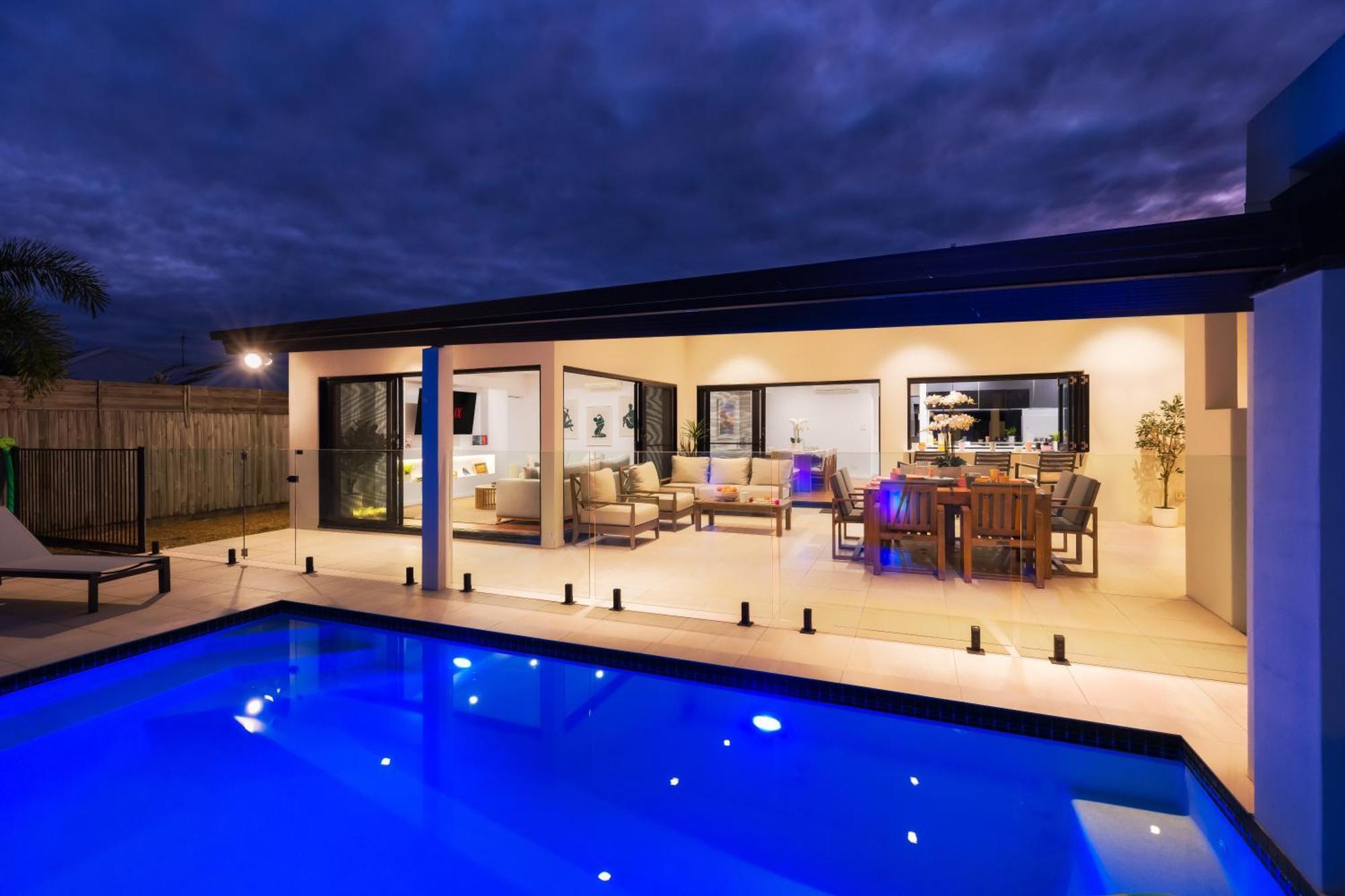 Holiday home Luxury Sunny Oasis With Pool, Suv Hire, Near Marina Trinity Beach