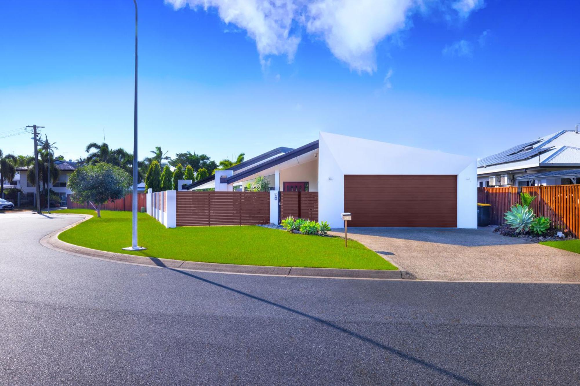 Luxury Sunny Oasis With Pool, Suv Hire, Near Marina Holiday home Trinity Beach