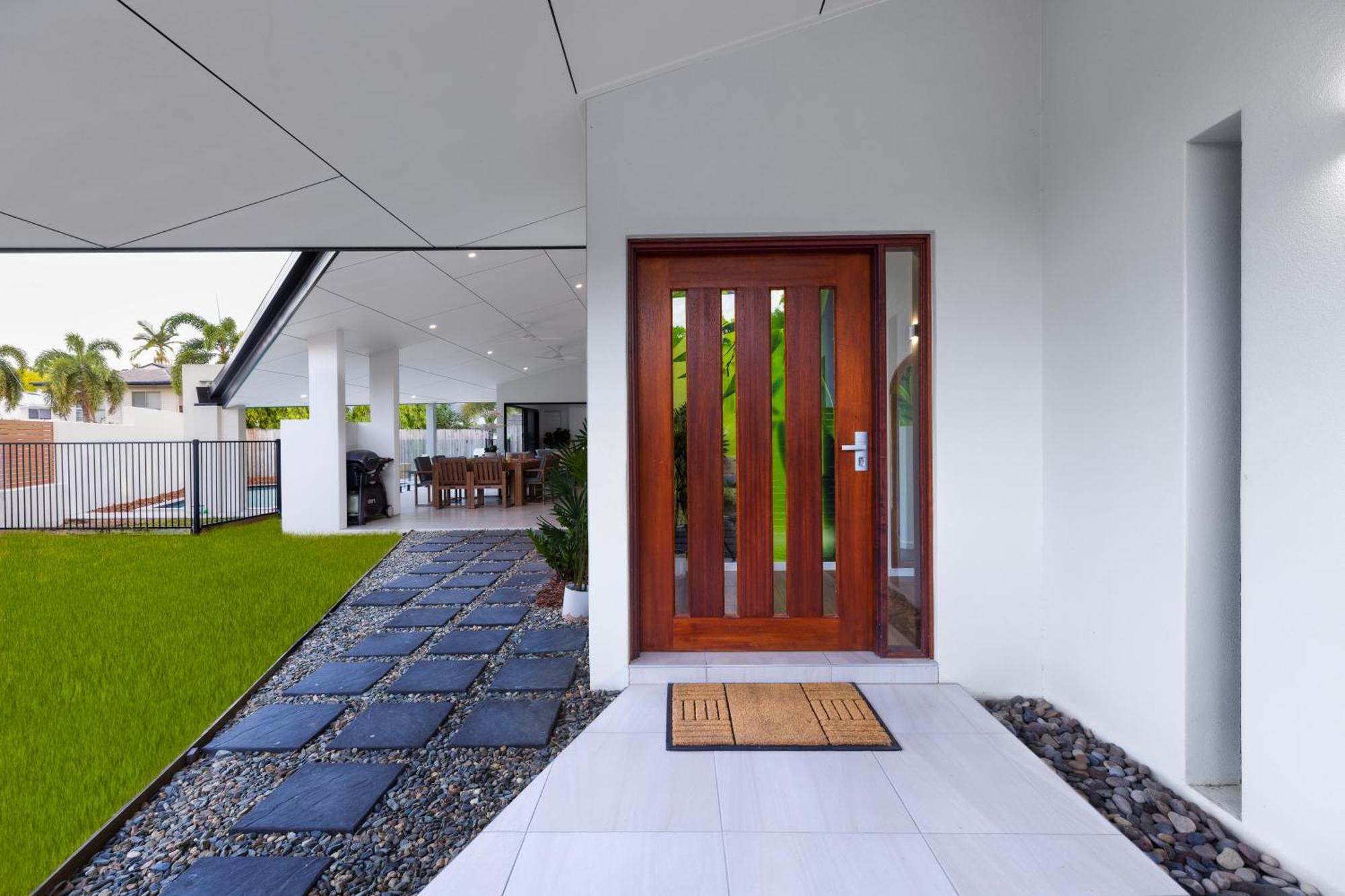 Luxury Sunny Oasis With Pool, Suv Hire, Near Marina Holiday home Trinity Beach