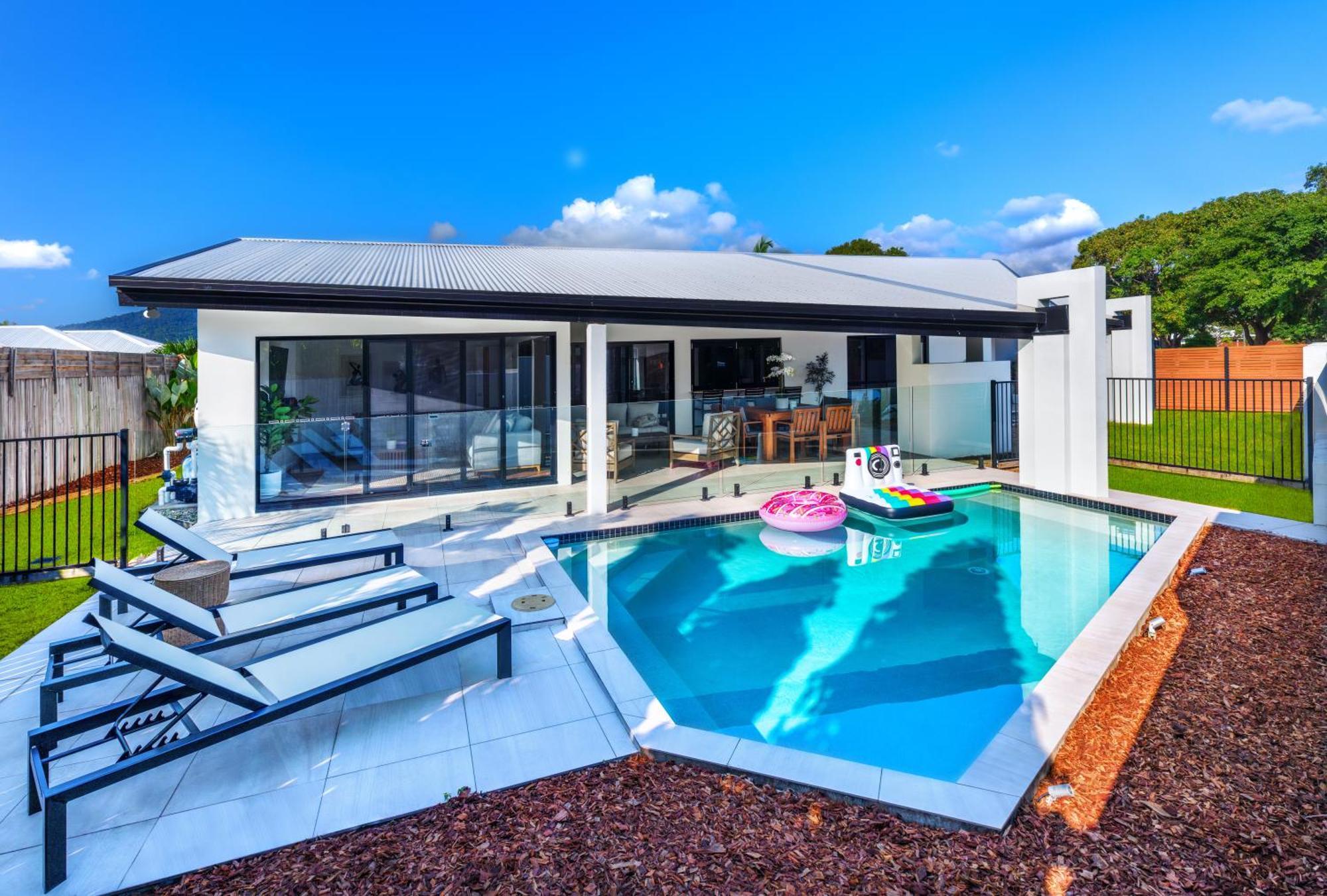 Holiday home Luxury Sunny Oasis With Pool, Suv Hire, Near Marina *
