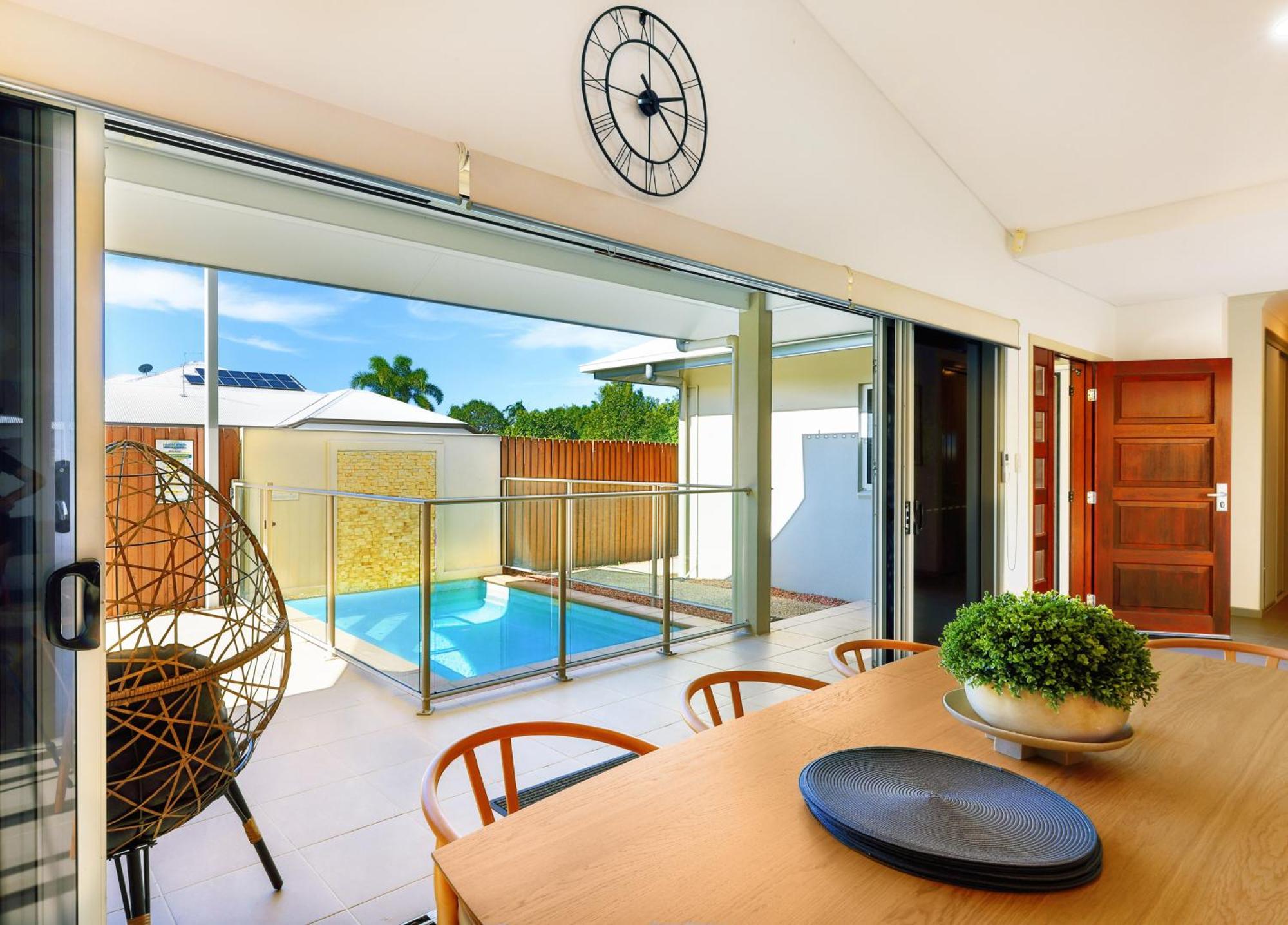 Holiday home Private Luxury Haven With Suv Hire, Pool, Near Marina Trinity Beach