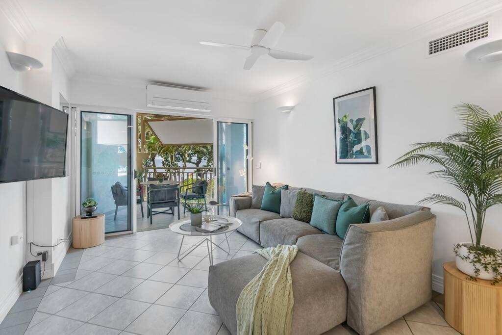 'seashells' A Tropical Beachfront Escape Apartment
